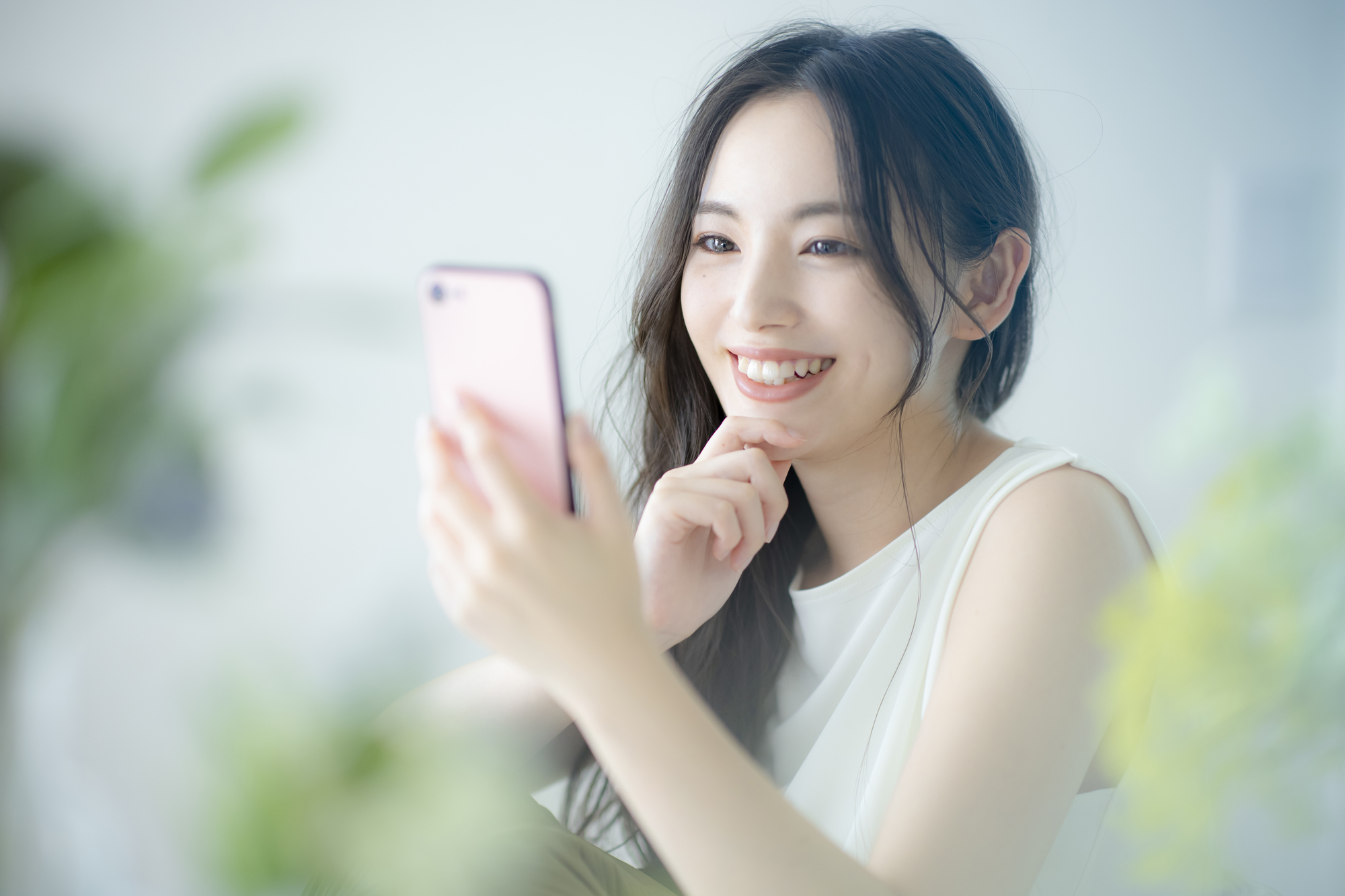 スマホを見る女性