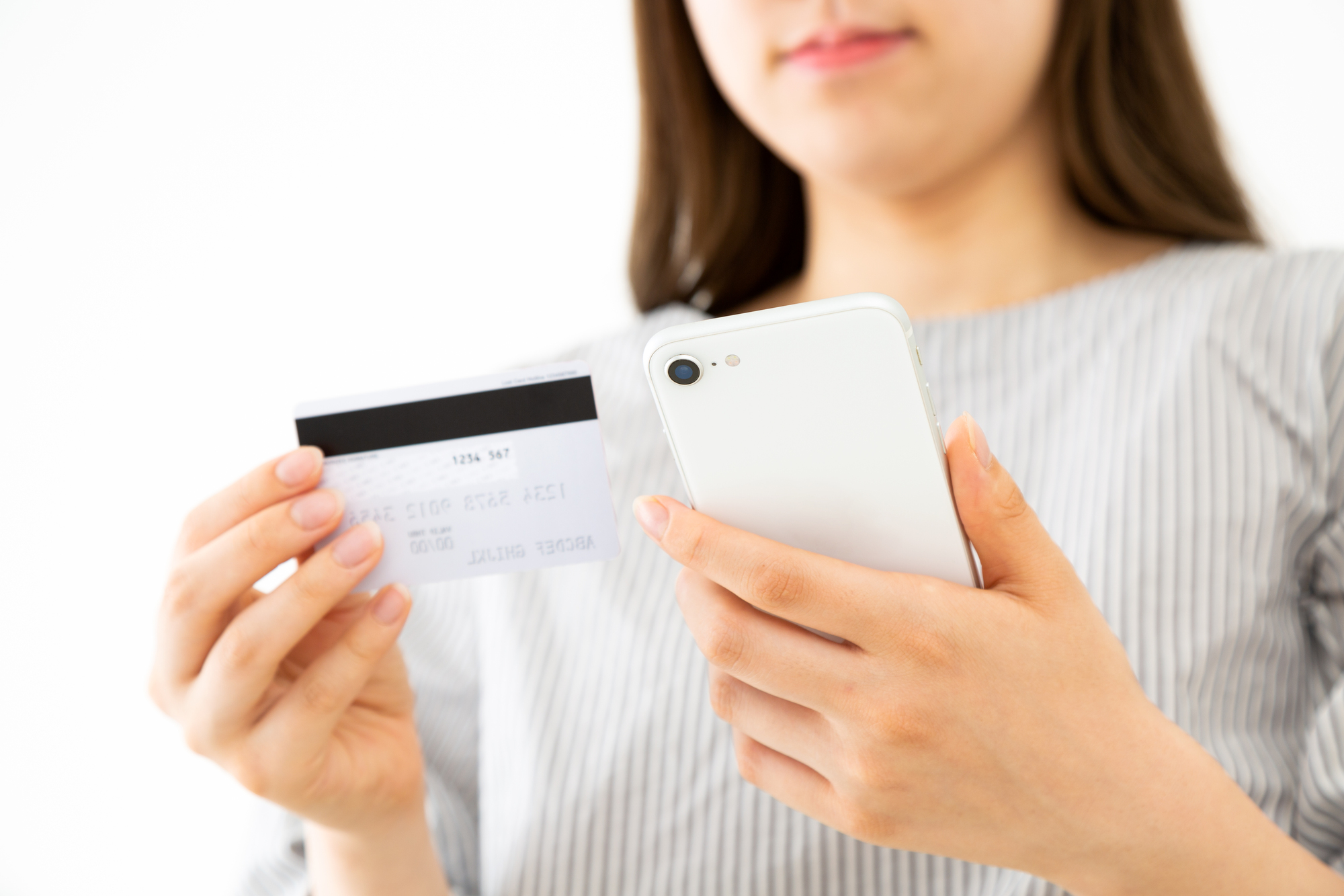 カード登録をする女性