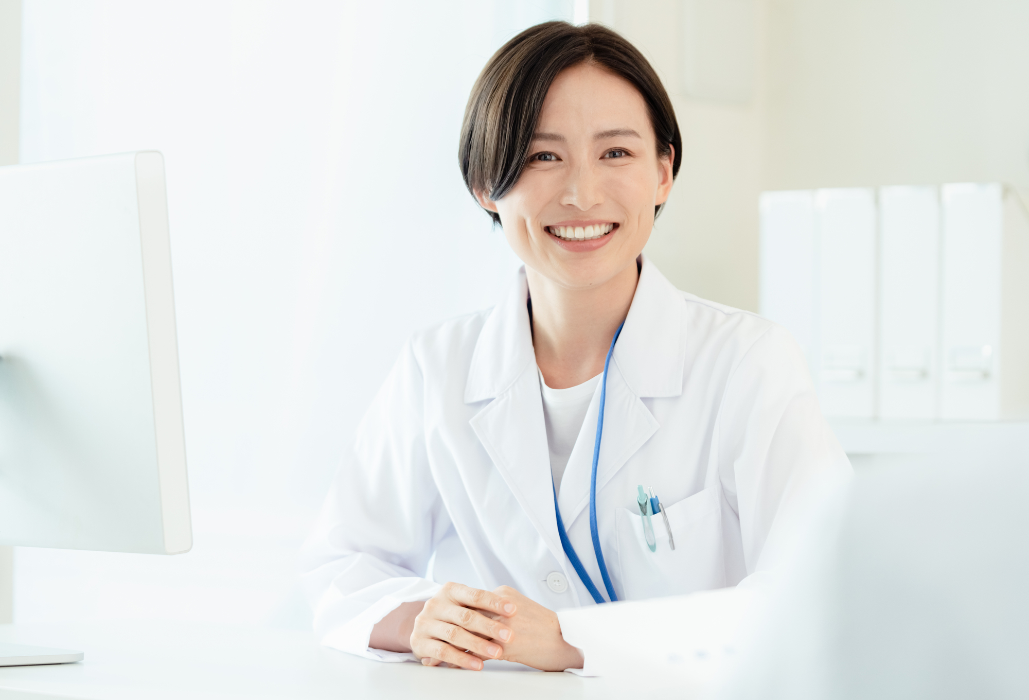 診療をする女性